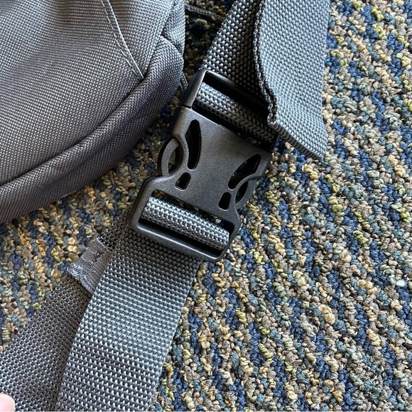 Gray Fanny Pack Belt Bag Hiking Travel Outdoors NWOT - Picture 7 of 7